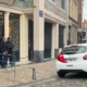 Kot v filmu: Kar z avtom zapeljali v prestižno trgovino, jo oropali in pobegnili