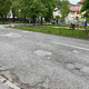FOTO: Cesta skozi Tomšičev drevored še vedno čaka na obnovo