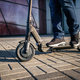 Zaradi hudih poškodb obvezne čelade za vse voznike e-skirojev in starostna omejitev?