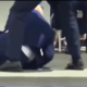 VIDEO: Tako se je Biden spotaknil ob vrečo s peskom med podeljevanjem diplom