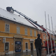 FOTO: Sanirali nagibajoč dimnik na katerem si je štorklja zgradila dom