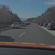 VIDEO: Vozniki vzpostavili reševalni pas, le eden od njih pa je nadaljeval pot