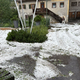 VIDEO: Velikanska toča in supercelica nad Avstrijo: Drevo zgrmelo na vozeči avto, pokrajina pobeljena