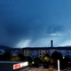 VIDEO: Vijoličasti alarm za Maribor, tako 'sekajo' strele: Grožnja silovite toče in vetra
