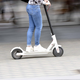 Pijana voznica električnega skiroja vozila v napačno smer, padla in se poškodovala