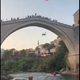 VIDEO: Turist v Mostarju izvedel nevaren skok z mostu, domačini so ga napadli