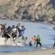 VIDEO: Migranti pripluli na plažo, polno turistov in tako vstopili v Evropo