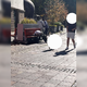 FOTO: »Eden spi, druga dva si predajata paketke.« Bralec znova opozarja na prizore iz središča Maribora