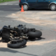 Motorist hudo poškodovan, traktorist zaprl pot v križišču