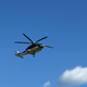V delovni nesreči hudo poškodovan 26-letni delavec, posredoval helikopter
