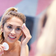 Novi TikTok trend, ki vas bo zgrozil: na obraz si mažejo menstrualno kri