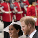 Meghan in Harry s kraljevo družino pri maši, a brez kraljice: zakaj je ni bilo?
