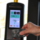Na avtobus s plačilno kartico: vam lahko sistem v primeru plačevanja s telefonom pobere denar iz več virov? (Preverili smo)
