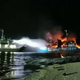Zagorel trajekt z 250 potniki, število mrtvih vse večje: "Nekatere je ogenj zajel med spanjem, ljudje so skakali v morje" (VIDEO)