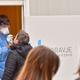 Slovo od korone, a večina Slovencev bi to priporočilo NIJZ obdržala