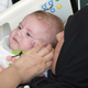 Sprva so mislili, da je njena mama mrtva, vendar ... dojenčica, ki so jo rešili iz ruševin, po dveh mesecih znova v maminem objemu