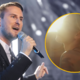 Gregor Ravnik presenetil s težko pričakovanim videom (v njem je v drugačni vlogi nastopila znana slovenska pevka)
