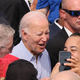 Ni bilo smešno: Biden se neposrečeno in neprimerno 'pošali' med ogledom opustošenja po požarih na otoku Maui