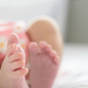 Na eni strani se v ljubljanski porodnišnici rojevajo četverčki, na drugi strani pa rodnost upada: zakaj se vedno manj ljudi odloča za otroka?