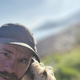 Popotnik Oliver Tič, ki s psičko peš potuje okoli sveta, pred prazniki s pomembnim sporočilom