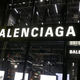 Balenciaga predstavila "čevlje, ki jih ni" za 430 evrov in ljudje so prepričani, da se norčujejo