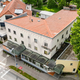 Nekoč priljubljen hotel na Dolenjskem doživel klavrn konec, zdaj ga prodajajo po zasoljeni ceni