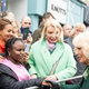 Camilla je v Belfastu odgovorila na vprašanje o kraljevem zdravju. In kako je z njim?