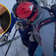 Grozljivka na priljubljenem smučišču: medved napadel smučarja in ga ugriznil v nogo (VIDEO)