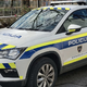 Saj ni res, pa je: opit bežal pred policisti in trčil v službeno vozilo policije