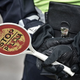 Z nevarno vožnjo ogrožal promet in pri tem večkrat trčil (tudi v policiste, ki so ga lovili)