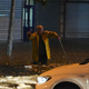 Po obilnem deževju poplave: ceste so se spremenile v reke, tako je odnašalo avtomobile (VIDEO)