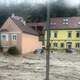 Grozljivi prizori, ki spominjajo na avgustovske poplave: deroča voda na avstrijskem Štajerskem odnašala avtomobile