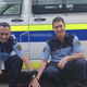 Prikupna fotografija "prestopnika" in dveh policistov, ki sta mu rešila življenje