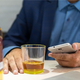 Znano podjetje na robu obupa: zaposlenim, ki se utapljajo v alkoholu, grozijo z bizarnim ukrepom