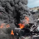 Gasilci v boju s katastrofalnim požarom: zagorele cisterne z bencinom, posnetki so srh vzbujajoči (VIDEO)