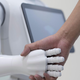 V domovih za starejše kmalu roboti? Tukaj jih že preizkušajo, starostniki pa pravijo tole ...