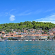 Grozljiv incident v turističnem raju na Jadranu: moški ponorel, turisti v šoku, javnost osupla in ogorčena