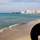 Usodne počitnice: turistka uživala na plaži, ko je vanjo zapeljal buldožer