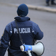 Na balkonu bloka predvajal glasno glasbo in policistom grozil z ubojem