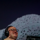 Papežev najljubši DJ? Spoznajte duhovnika, ki z glasbo združuje vero in popularno kulturo