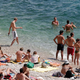 Domislica turistov dviguje obrvi, to zagotovo na plažah ne bo naletelo na odobravanje (le kako bodo preprečili tako početje?)