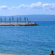 Tole pa je nagnusno! Ogorčenje na priljubljeni plaži na Jadranu: "Kaj za vraga to zlivate v morje?!"