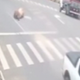 Šofer zapeljal v ovinek, nato pa šok! Mimoidoči osupli, na cesti sta z zvezanimi nogami obležali ... (VIDEO)