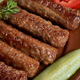 Slaba novica za vse ljubitelje čevapčičev, od zdaj bo za to mesno delicijo treba odšteti več