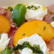 Poletna solata malo drugače: enostaven, a božanski recept, ki posebej prav pride sredi vročinskega vala