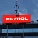 Zamrznjena sponzorstva, zaprti servisi. Petrol ostro odreagiral na vladno uredbo
