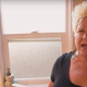 Mami samohranilki zaradi visokih najemnim prekipelo: osupljivo, kaj si je zgradila na 18 kvadratih! (VIDEO)