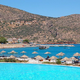 Vodič po grških plažah: tu dva ležalnika, senčnik in pijačo dobite samo za 3 evre – a nekaj je strogo prepovedano