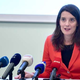 V opoziciji in sindikatu Sviz za odstop Kustečeve zaradi neuporabe maske, ta o odstopu ne razmišlja