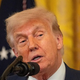 Trump med golfom presenetil z izjavo, ki odpira številna vprašanja